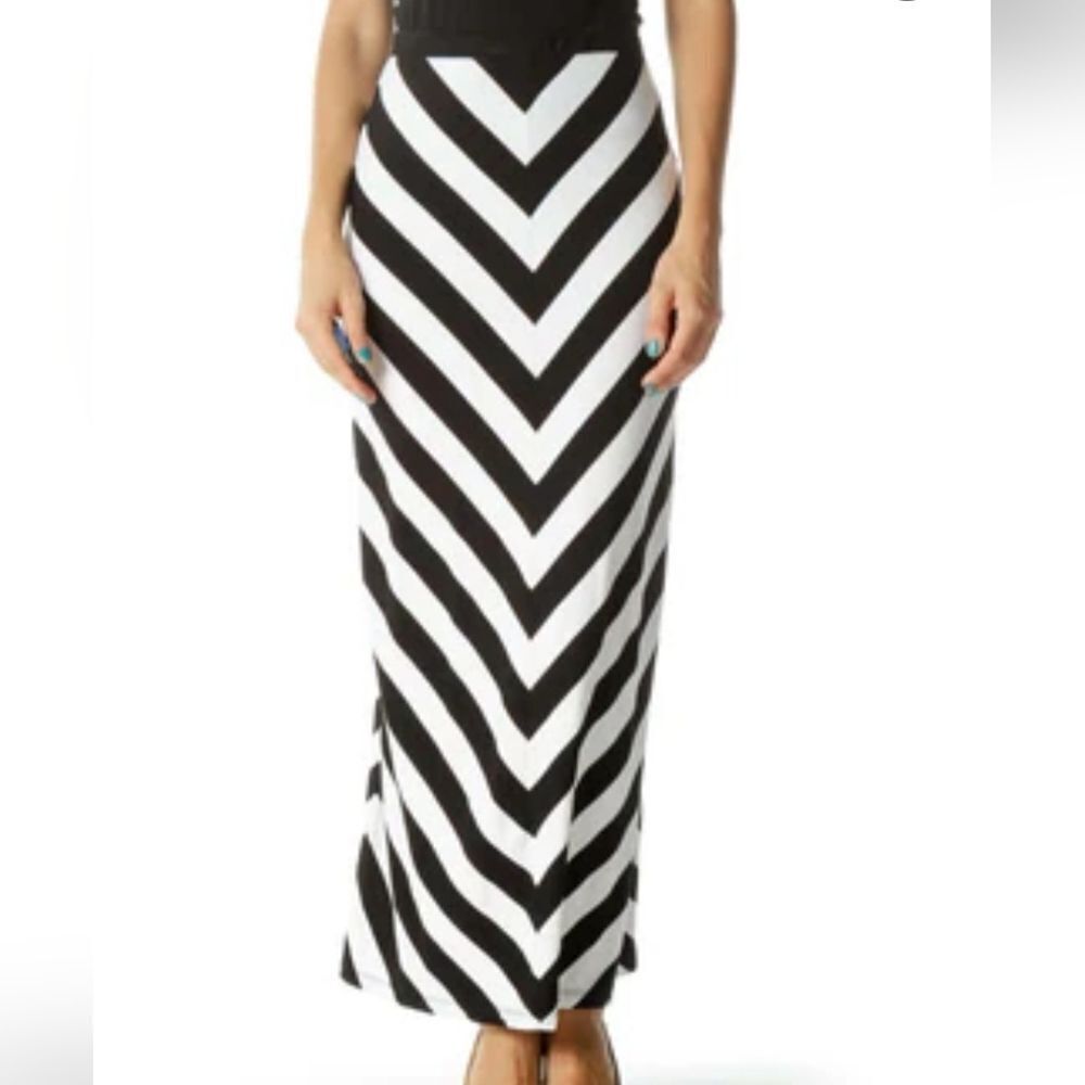 White House Black Market White Black Chevron Maxi Skirt